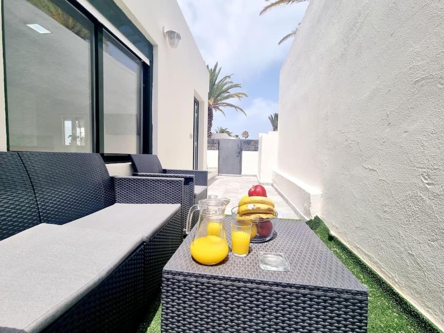 Pequeno Bungalow Firt Line Of The Sea Costa Teguise Exterior foto