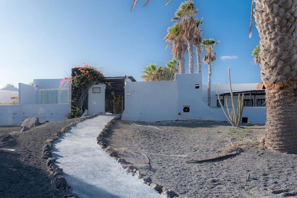Pequeno Bungalow Firt Line Of The Sea Costa Teguise Exterior foto